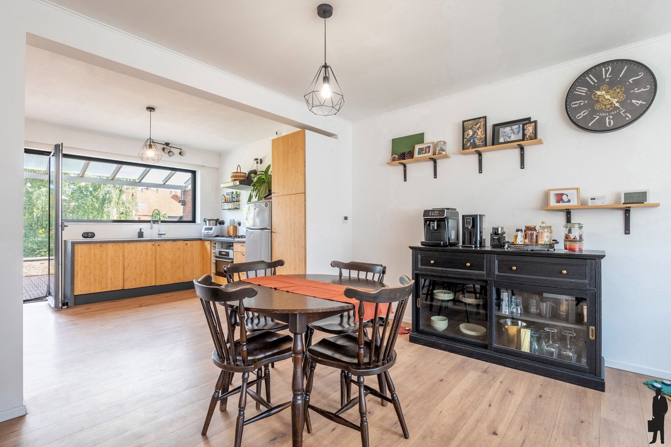 Bel-etage woning met 3slks, inpandige garage en hobbyruimte foto 2