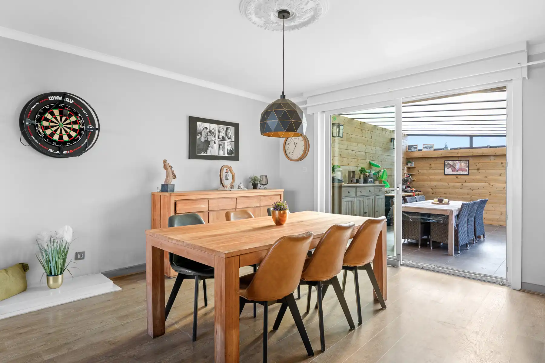 Instapklare halfopen bebouwing met zonnige tuin nabij centrum Lokeren foto 3