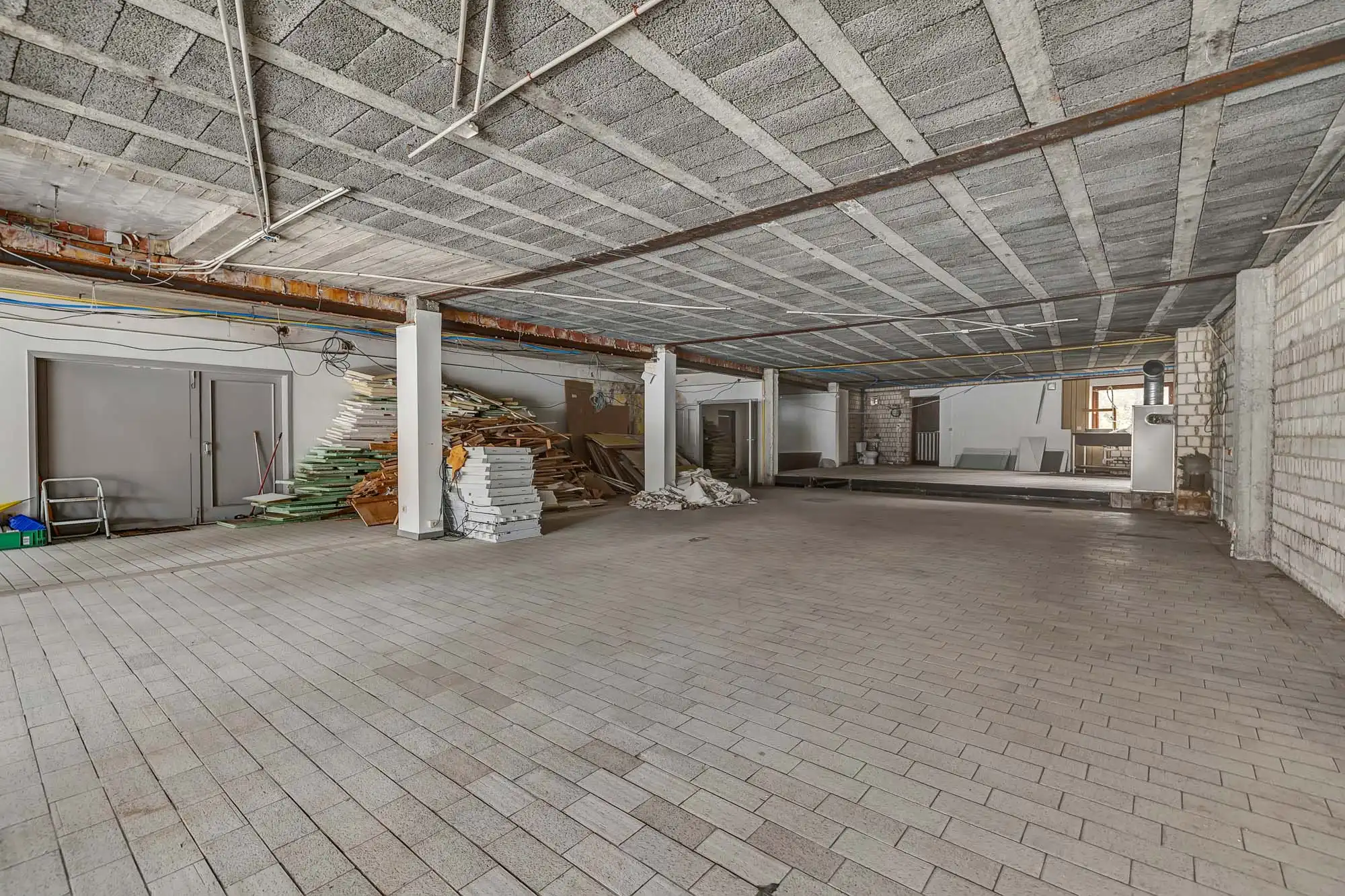 Te renoveren handelspand (315m²) met 4 staanplaatsen foto 8