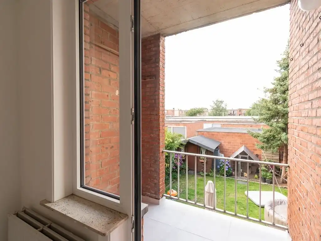 Gerenoveerd appartement met terras foto 12