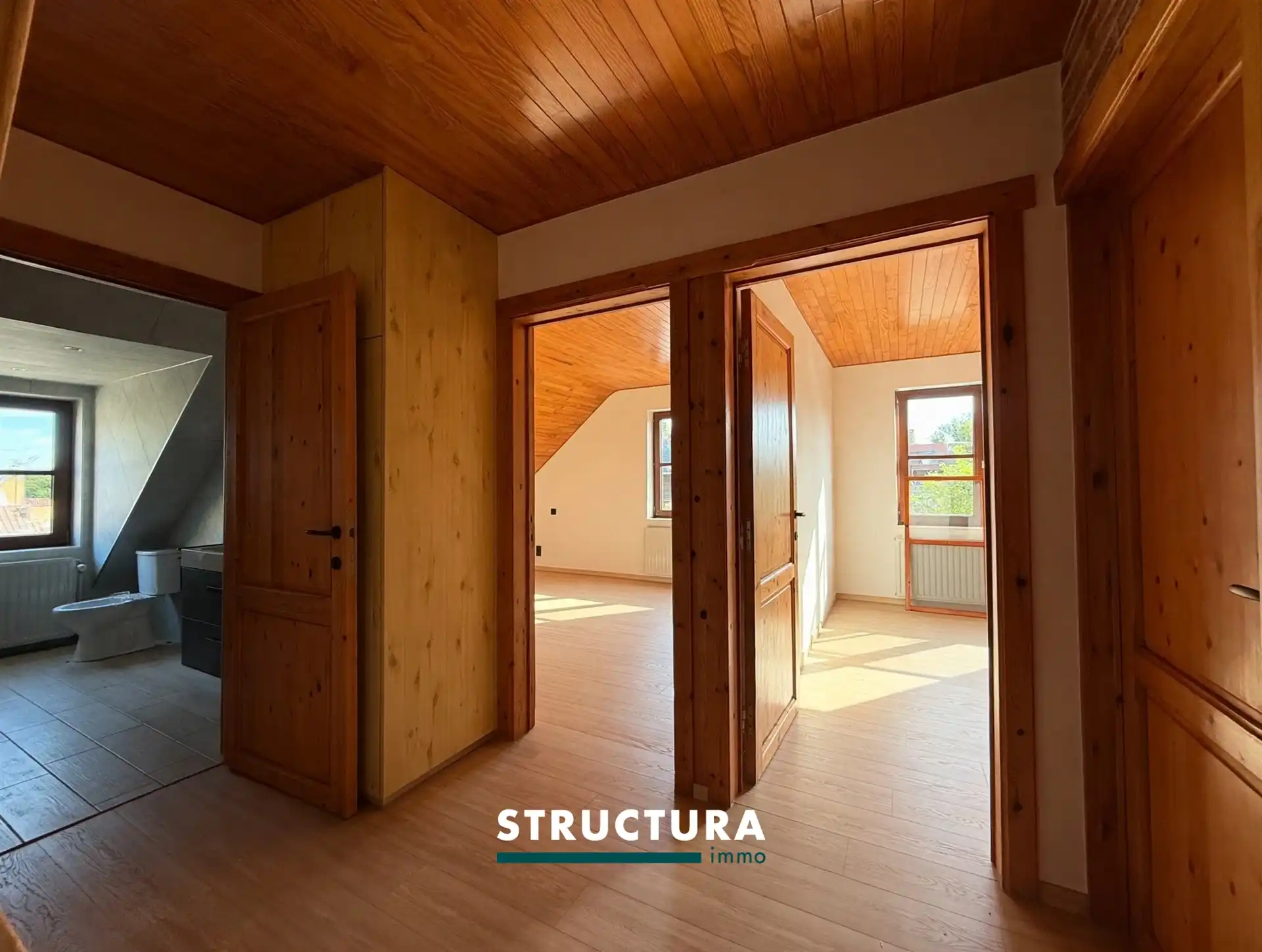 Halfopen woning met ruime garage  foto 17