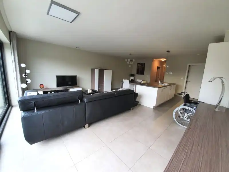 INSTAPKLAAR gelijkvloers recent appartement met privé inkom en carport foto 9