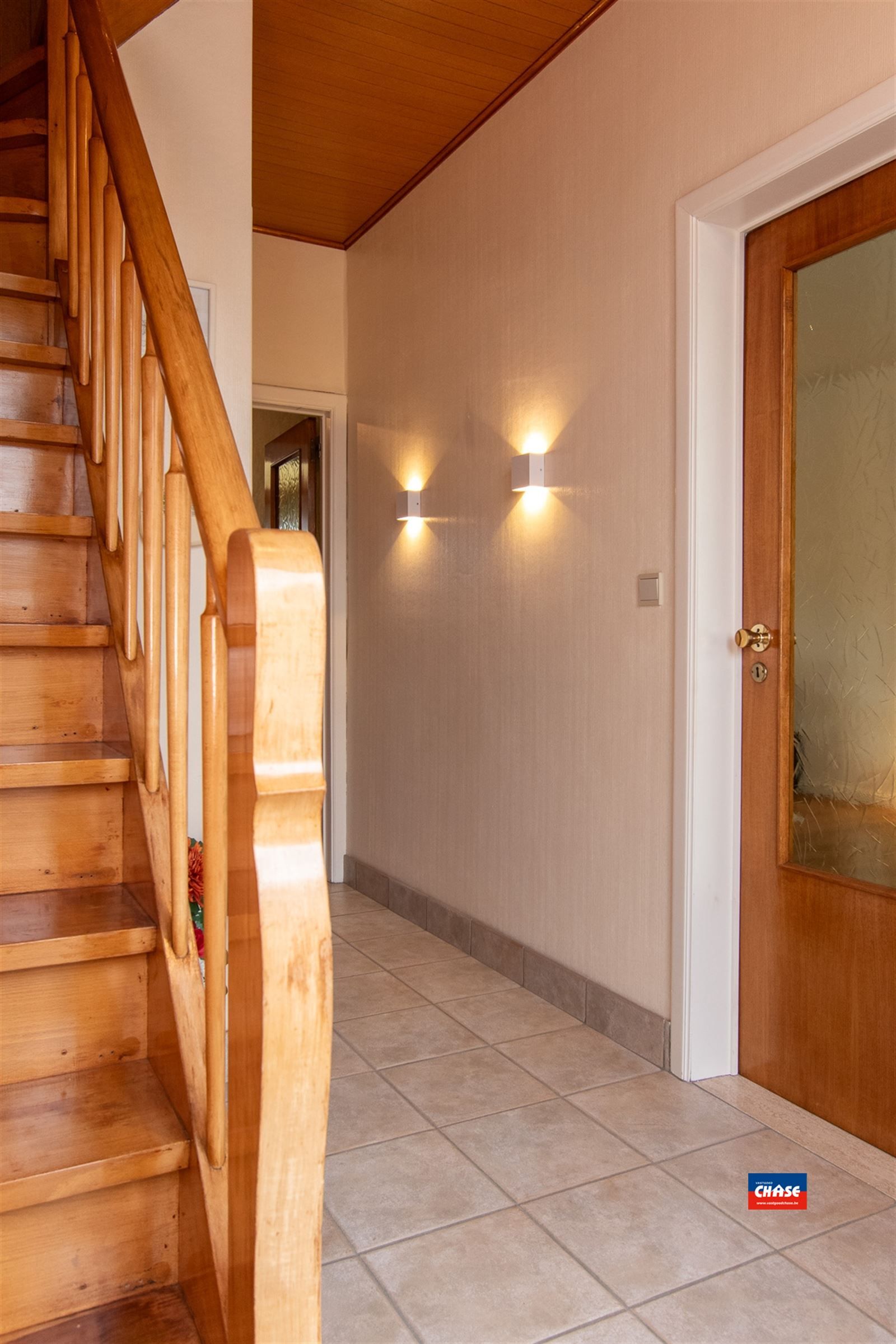 Instapklare gezinswoning met 3 tot 5 slaapkamers,tuin en garagebox foto 4