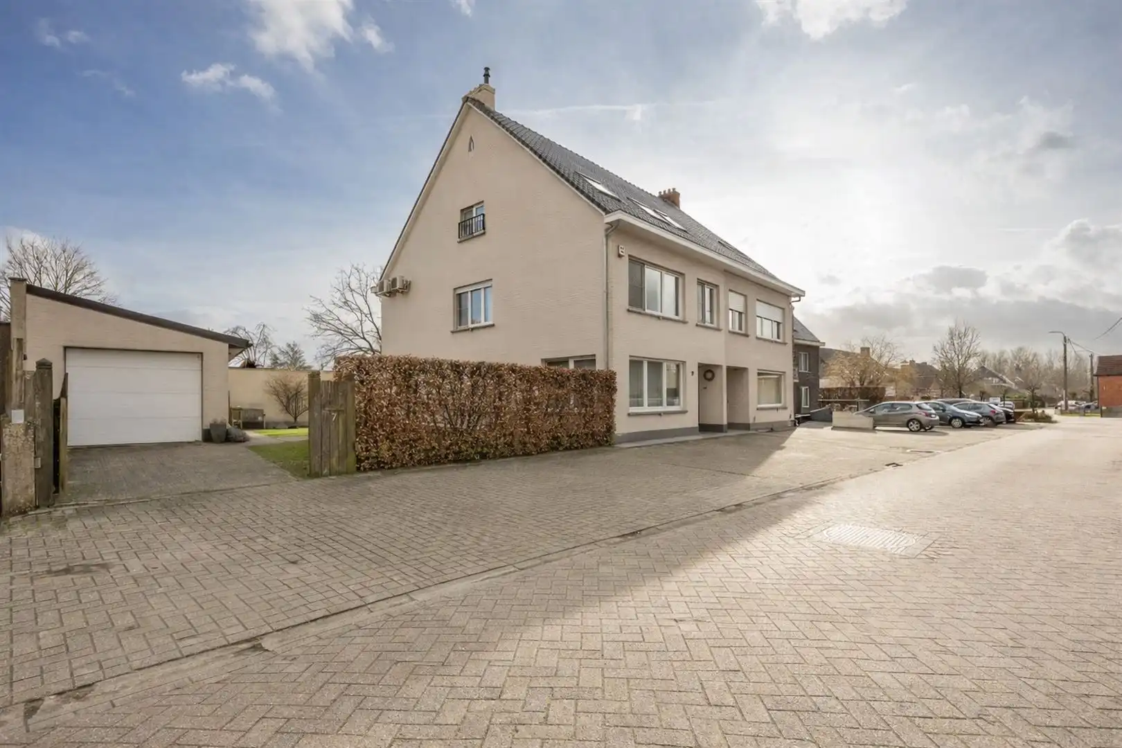 Woning met 5 slaapkamers en 2 badkamers op zuid perceel. foto 2