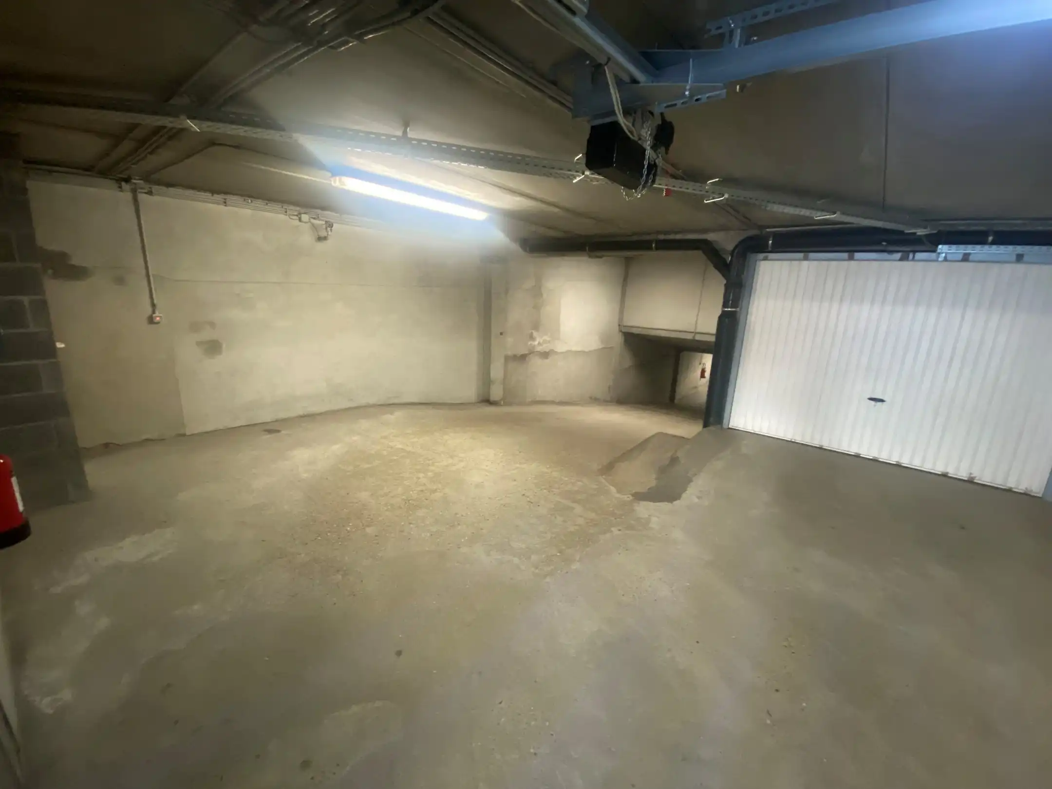 Ruime garagebox (niveau -1 , 8m90 diep) gelegen in de Gasmeterstraat foto 4