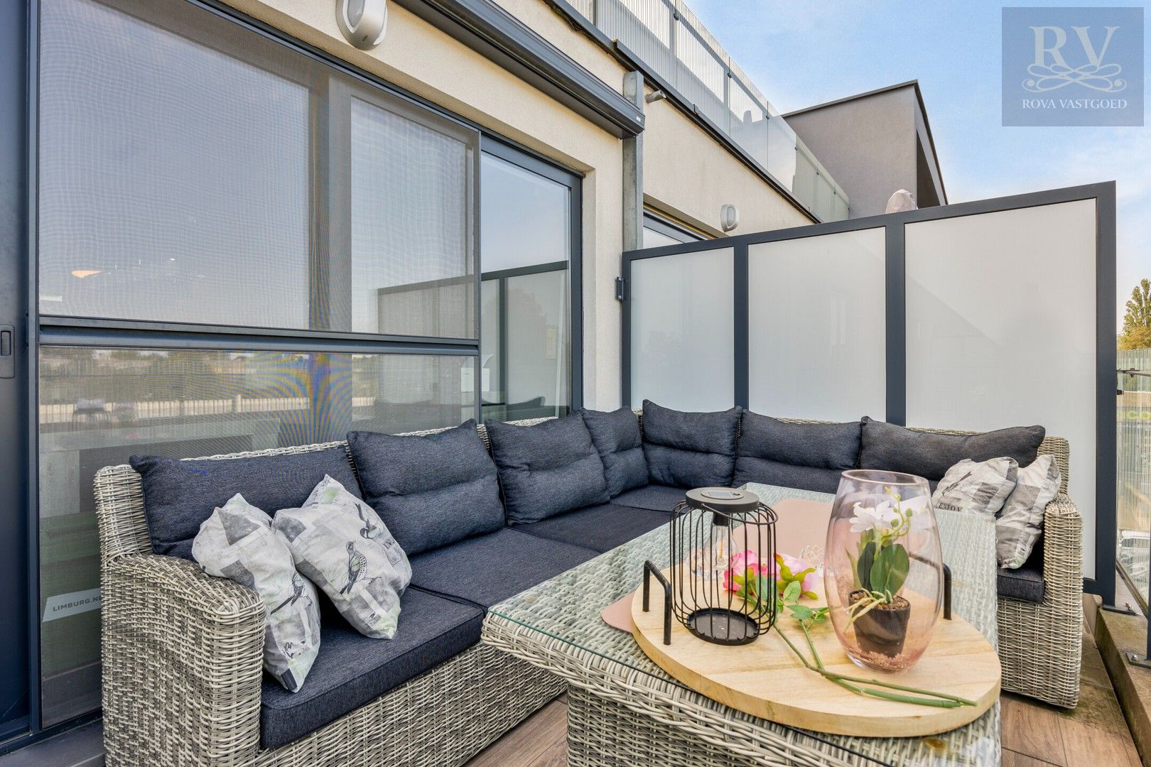 LICHTRIJK APPARTEMENT VAN 90,5M²  MET 2 SLPK'S MET TERRAS NABIJ CENTRUM BILZEN foto 17