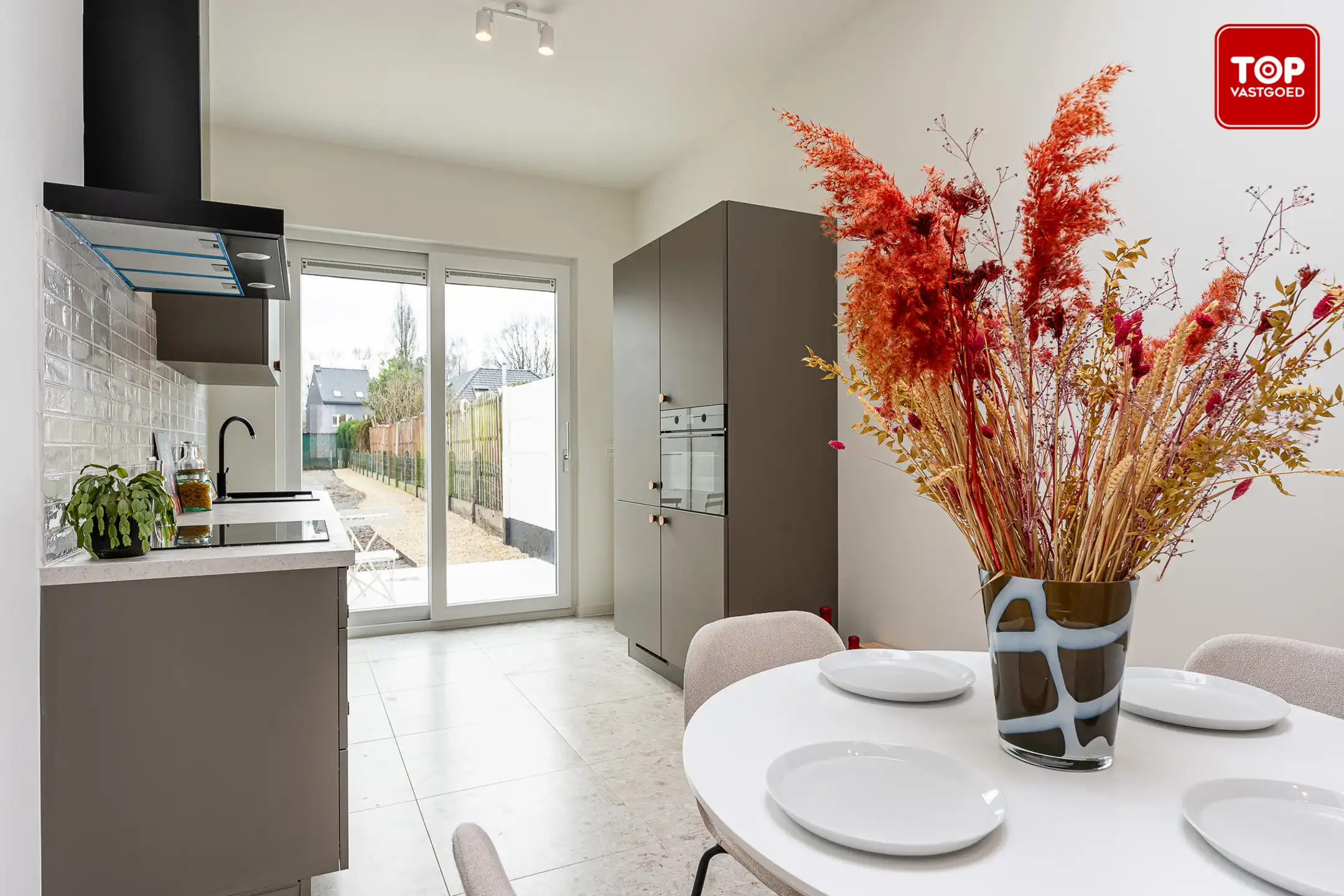 Totaal gerenoveerde woning met 3 slaapkamers, tuin en garage.  foto {{pictureIndex}}