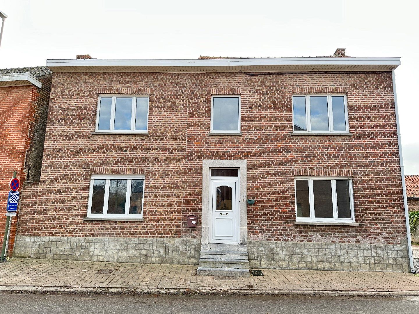 Ruime woning met 5 slaapkamers, berging en tuin te Tongeren foto {{pictureIndex}}