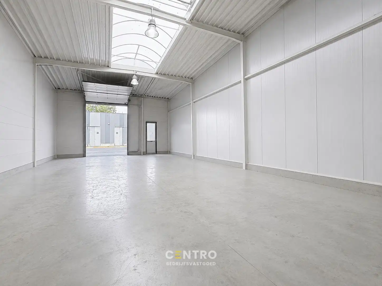 Instapklaar MAGAZIJN (182m²) TE KOOP met alle voorzieningen en 2 private parkeerplaatsen voor de deur te Brugge (Sint-Michiels), Ten Briele. Geen WVI! foto 3