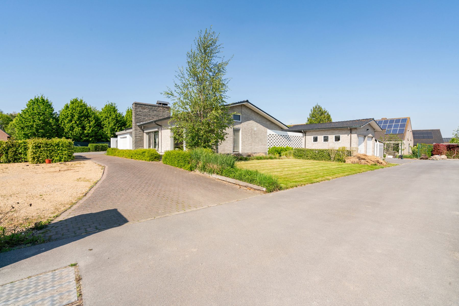 Gelijkvloerse villa met veel potentieel in hartje Kortemark foto 2