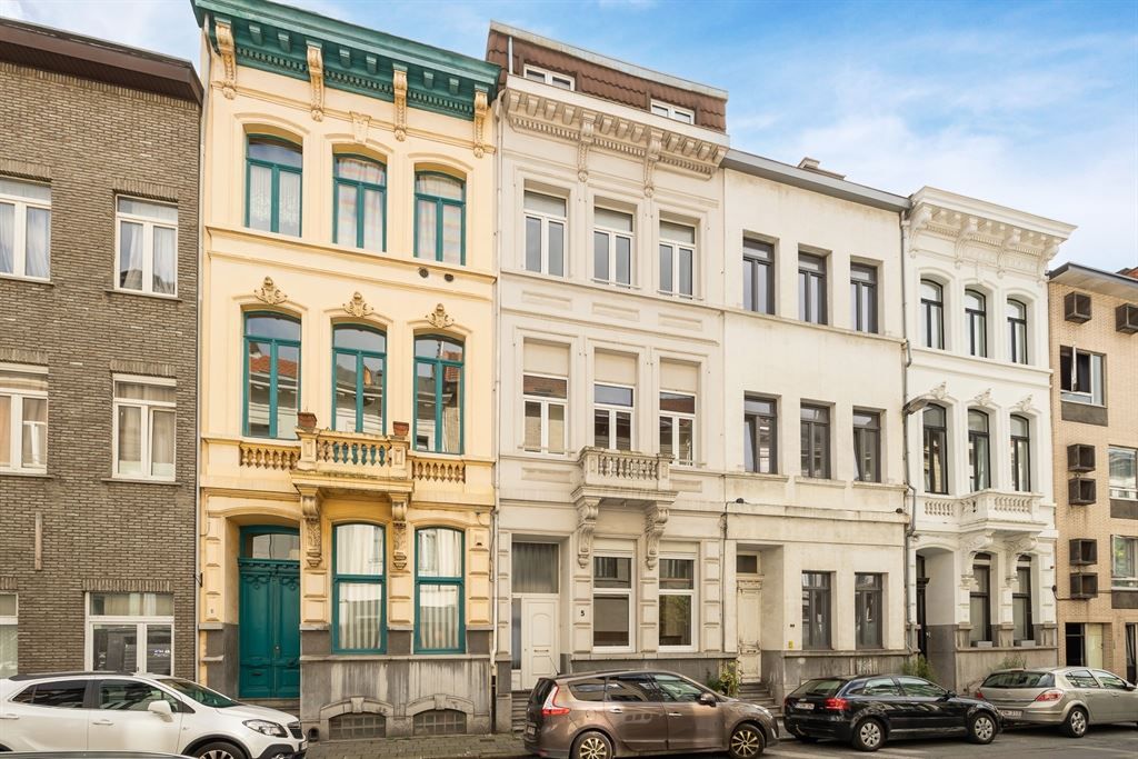 Herenwoning met 6 slaapkamers, tuintje en grote kelder foto 1