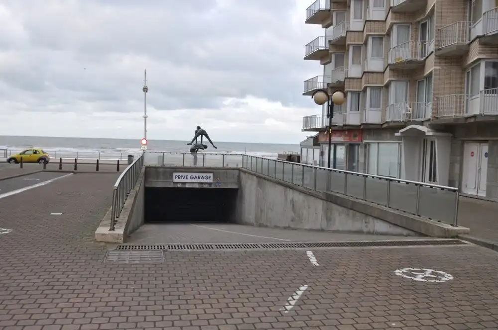 Grote garage te huur op jaarbasis gelegen onder de zeedijk foto {{pictureIndex}}