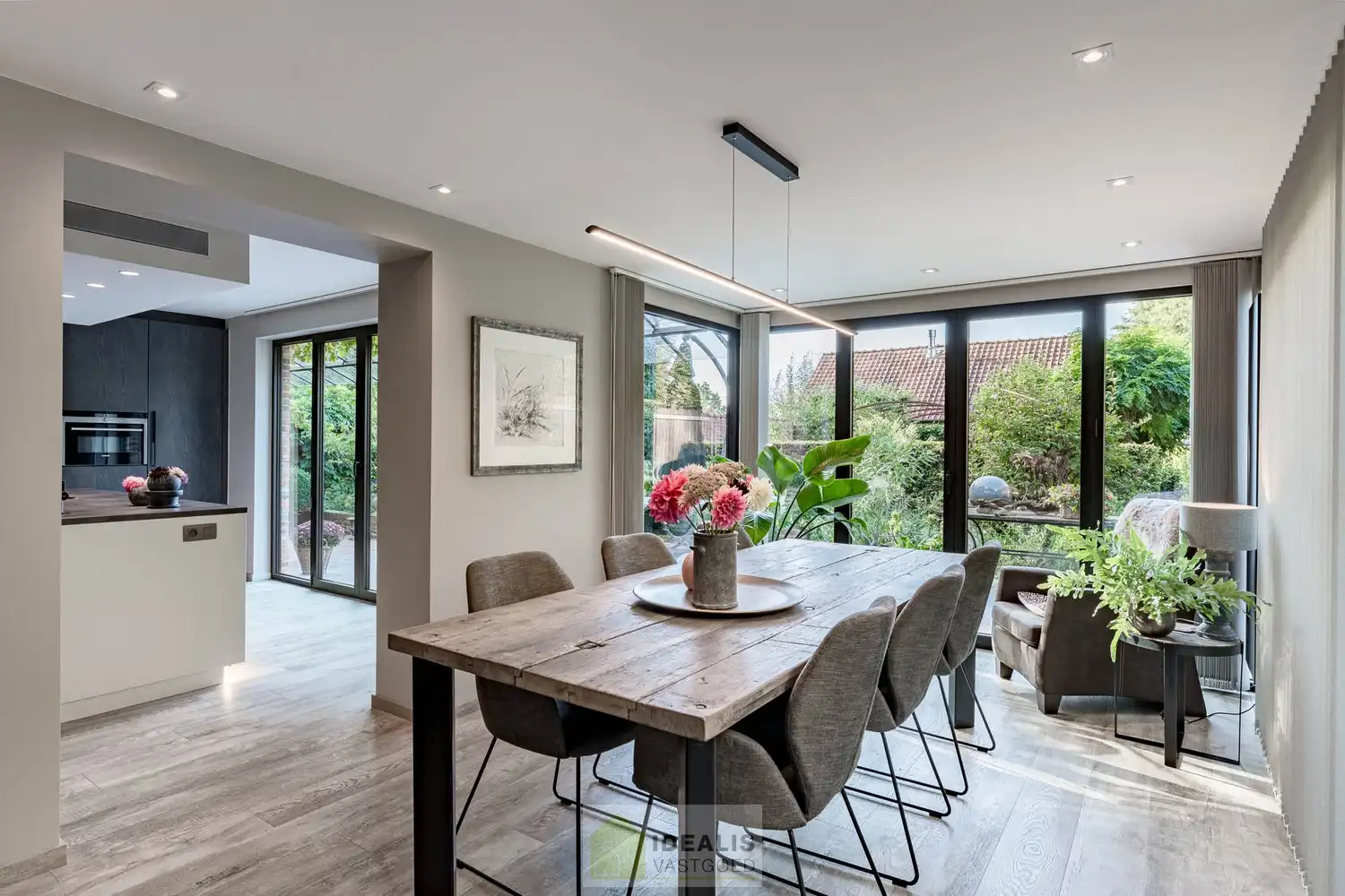IDYLLISCH GELEGEN BIJZONDERE EIGENDOM BESTAANDE UIT RIANT WOONHUIS, APART BEWOONBAAR BIJGEBOUW EN ATELIER OMGEVEN DOOR EEN SCHITTERD AANGELEGDE TUIN EN WEILAND. Het domein is toegankelijk zowel aan de mooie Urnenveldstraat doch ook via een uitzonderlijk mooie oprijlaan toegankelijk langs de boszijde van het perceel. Deze vrijstaande woning, gebouwd in 1986, beschikt over een sfeervolle leefruimte in vol contact met de tuin en biedt een heerlijke atmosfeer dankzij de centraal geplaatste speksteenkachel. Op de verdieping beschikt de woning over slaapkamers en sanitair. Een absolute meerwaarde is het afzonderlijk volledig ingericht bijhuisje, centraal op het perceel, voorzien van alle woonfaciliteiten. Verder is er de mogelijkheid om wonen/werken te combineren via het knap afgewerkte atelier, met vergezicht op het eigen weiland. Geschikt voor kandidaten op zoek naar een ruime en instapklare parel met een idyllische uitstraling! foto 18