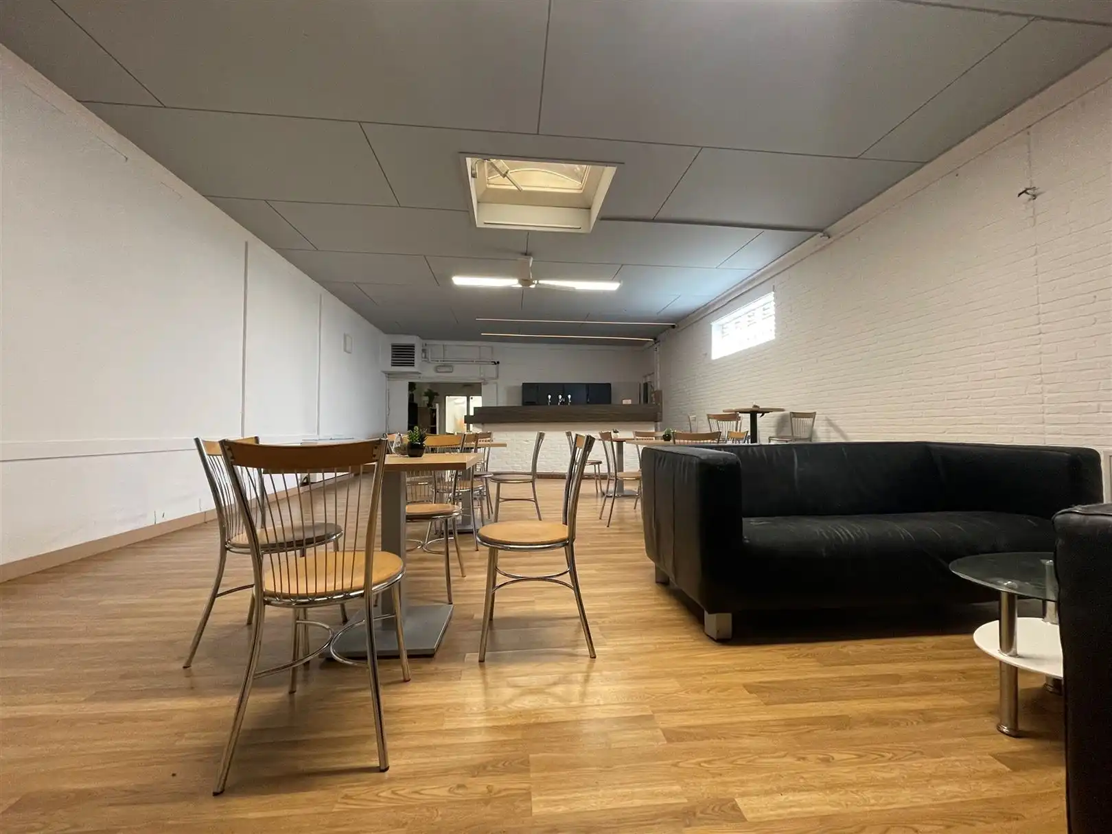 Goedgelegen handelspand op top ligging te Dendermonde foto 4