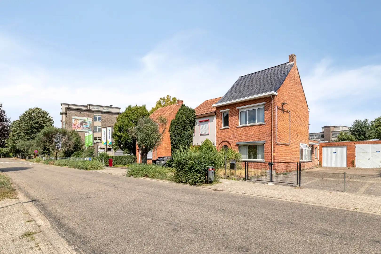 Instapklare woning met 3 SLPKS nabij het centrum van Mol !  foto 27