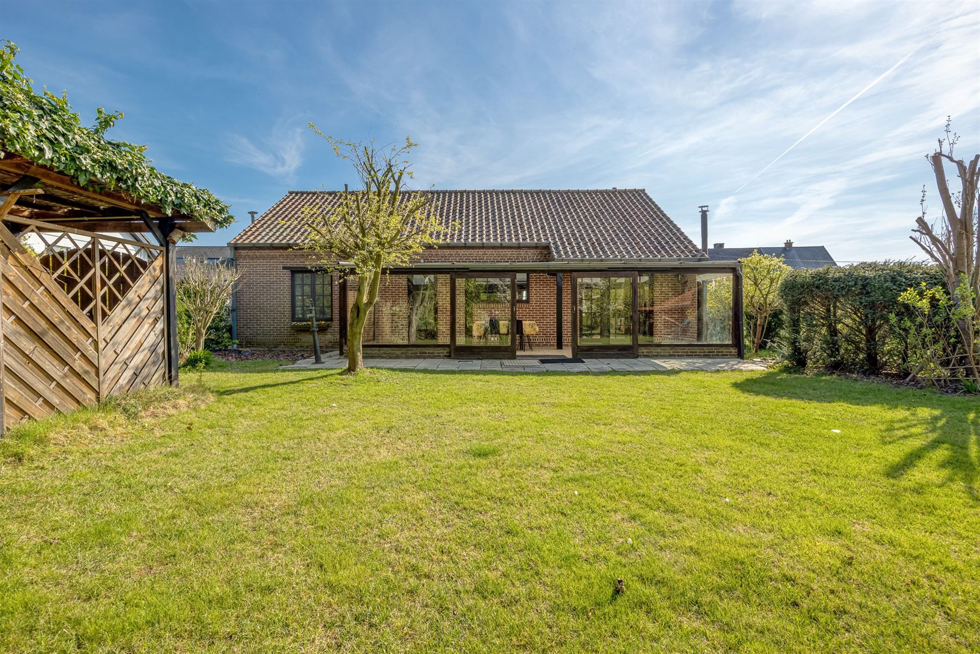 Open bebouwing met drie slaapkamers en grote tuin foto {{pictureIndex}}