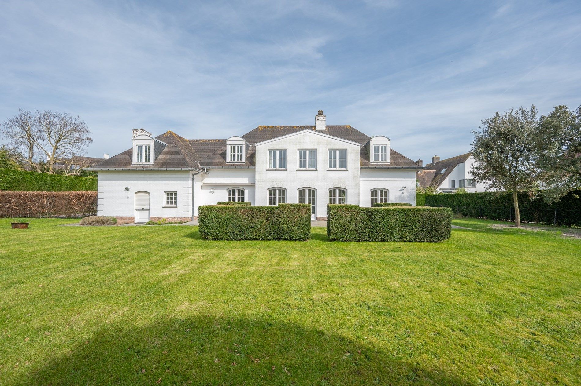 Prachtige perceel van 1454 m2 in de tweede lijn van het Zoute met villa te renoveren of nieuw.  foto 3