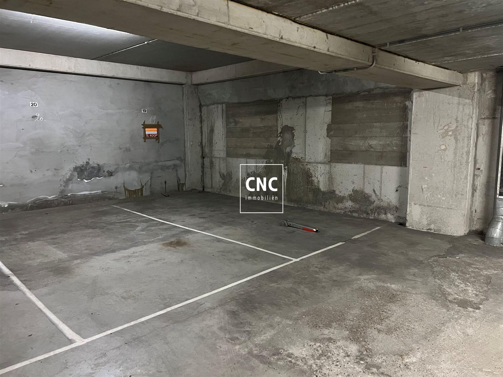 Autostandplaats in het centrum van Knokke; in de Taborastraat vlakbij de Lippenslaan. foto 2