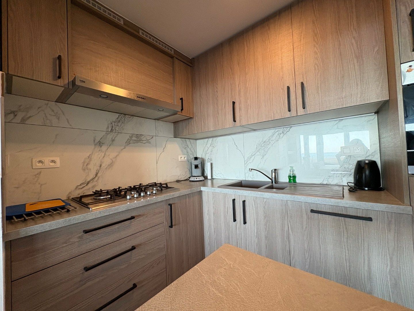 Volledig vernieuwd 3-slaapkamerappartement inclusief garage op de zeedijk in Koksijde. foto 8