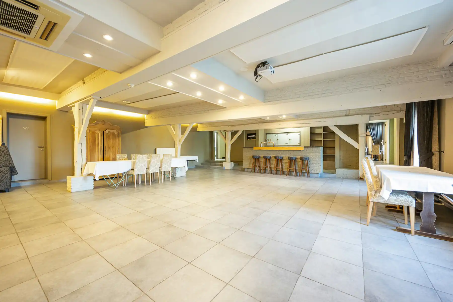 Woning met handelspand (voorheen restaurant) op een perceel van 2.128 m². foto 5