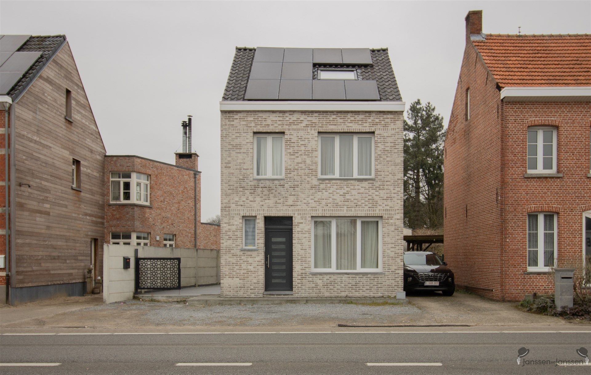 Recent gerenoveerde woning met 4 slaapkamers op 580 m².  foto {{pictureIndex}}