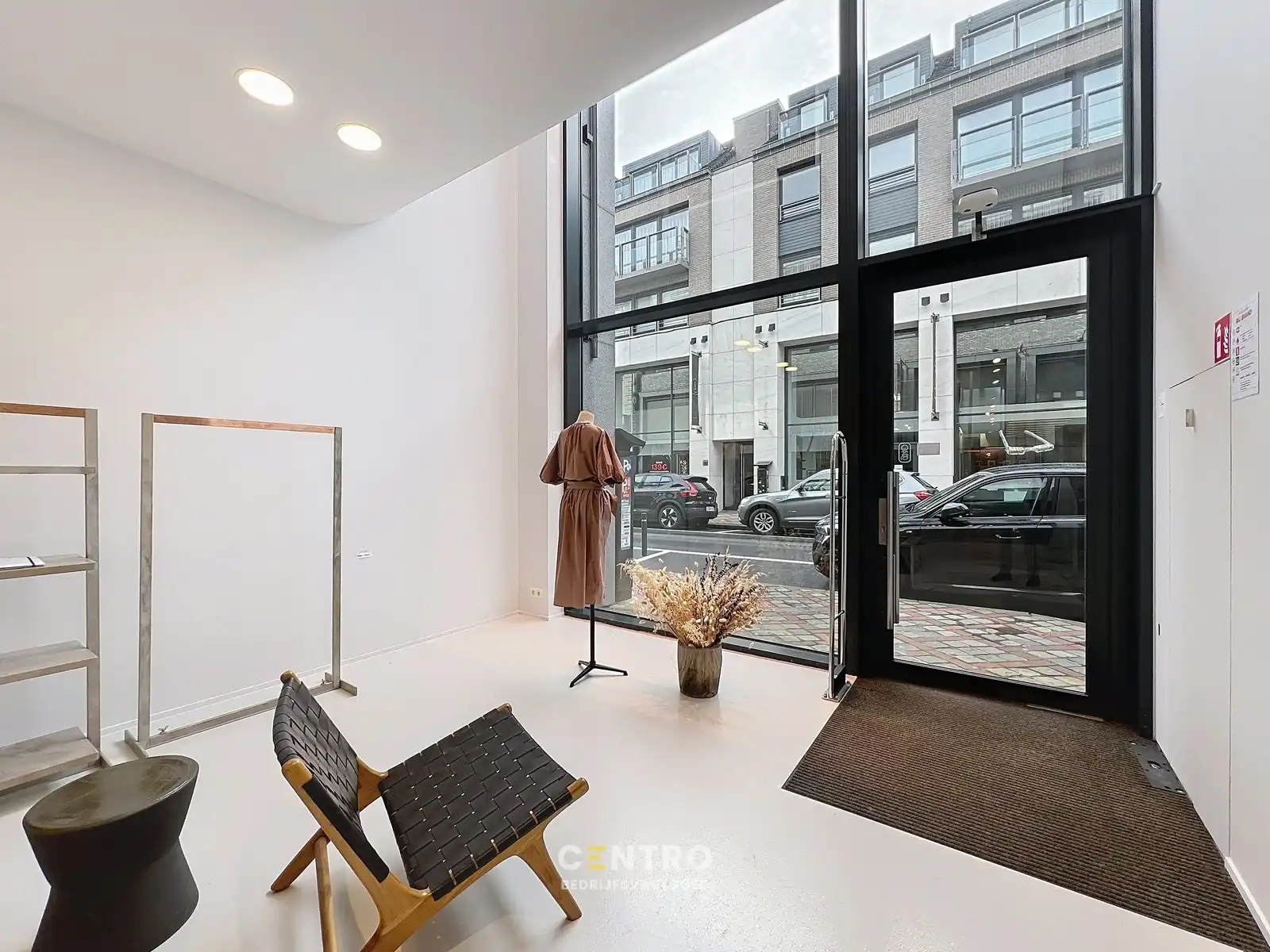 Energiezuinig WINKELPAND met industriële uitstraling in de Delaerestraat tussen stijlvolle handelszaken. foto {{pictureIndex}}