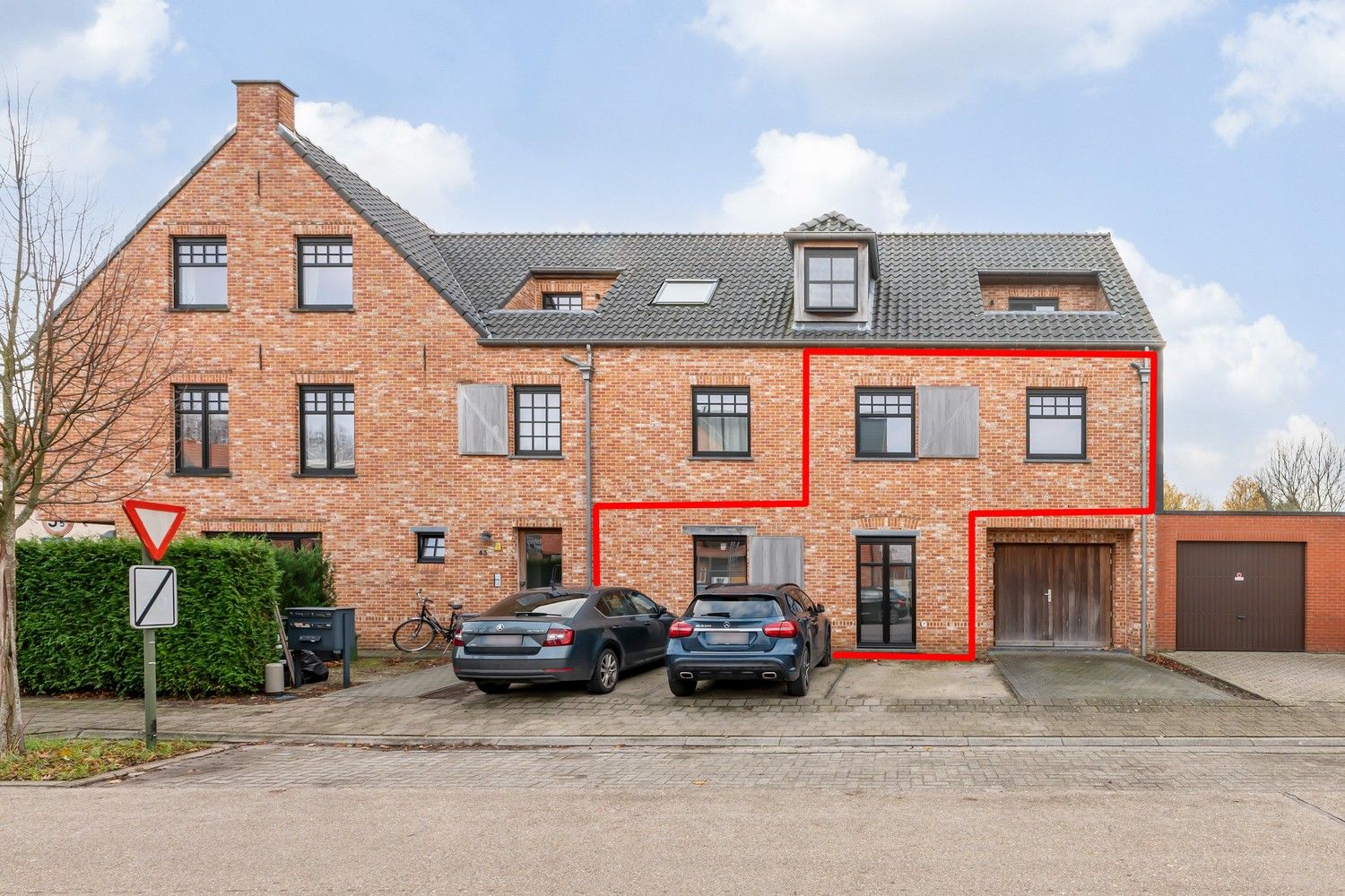 Gelijkvloersappartement (duplex) met 2 slaapkamers en parkeerplaats. foto {{pictureIndex}}