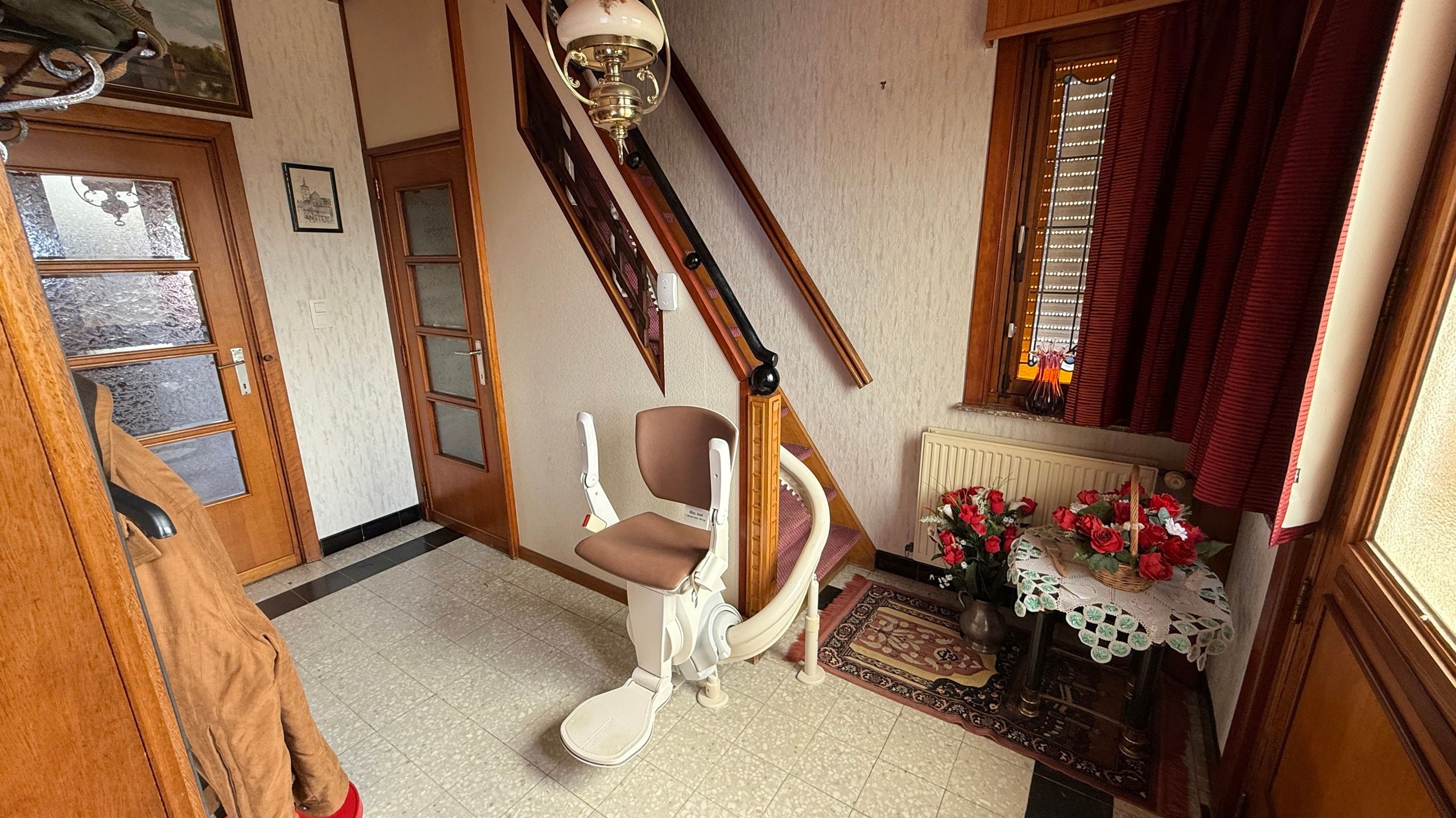 Charmante, te renoveren woning met veel potentieel foto 2