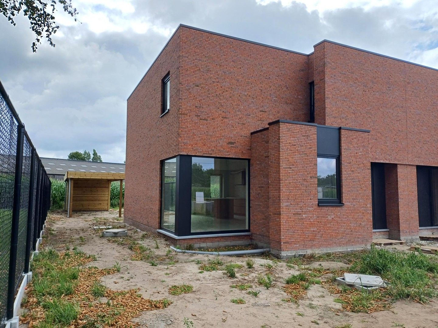 Twee energiezuinige nieuwbouwwoning met carport. foto {{pictureIndex}}