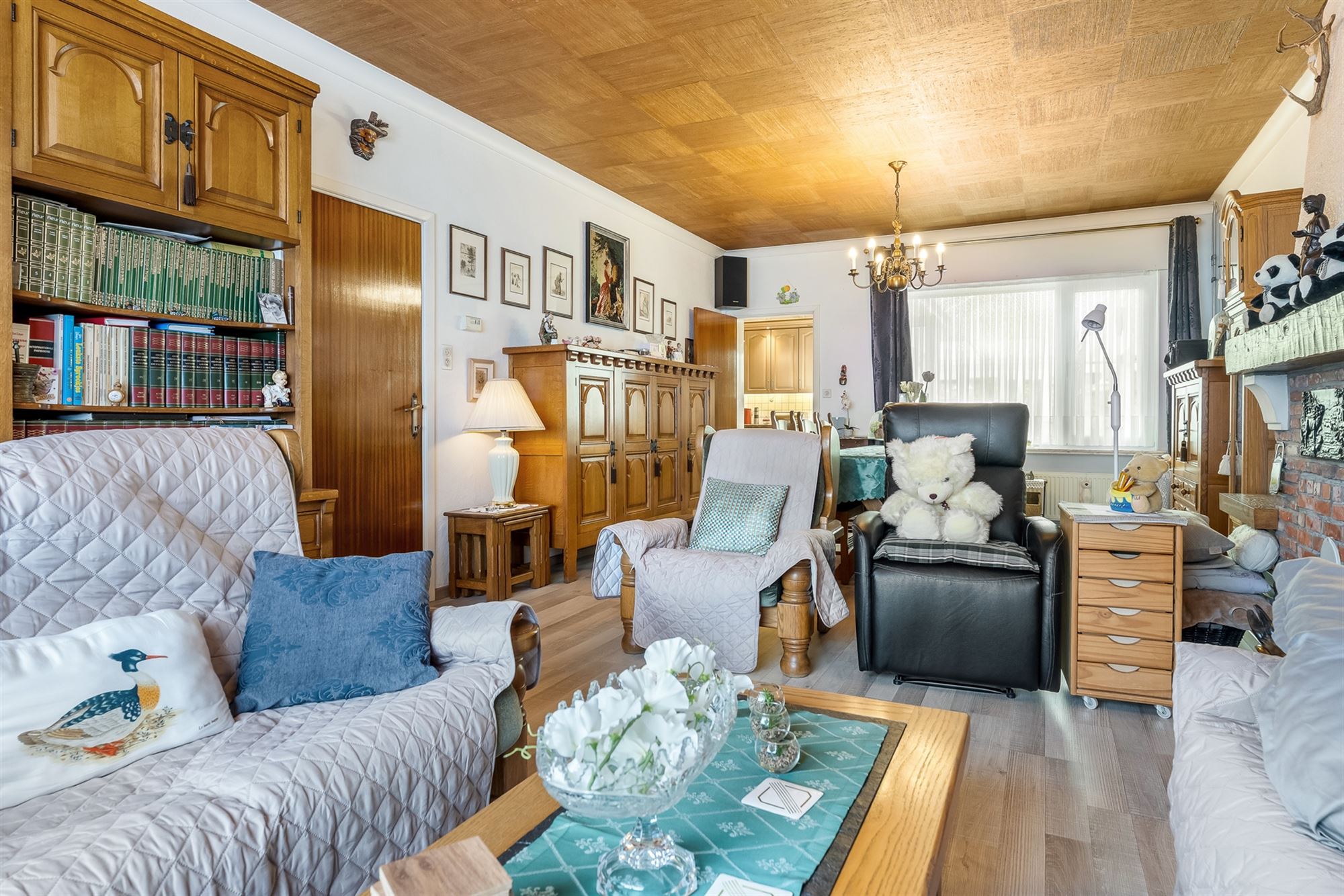 PERFECT ONDERHOUDEN WONING MET RUIME GARAGE EN BIJGEBOUW foto 3