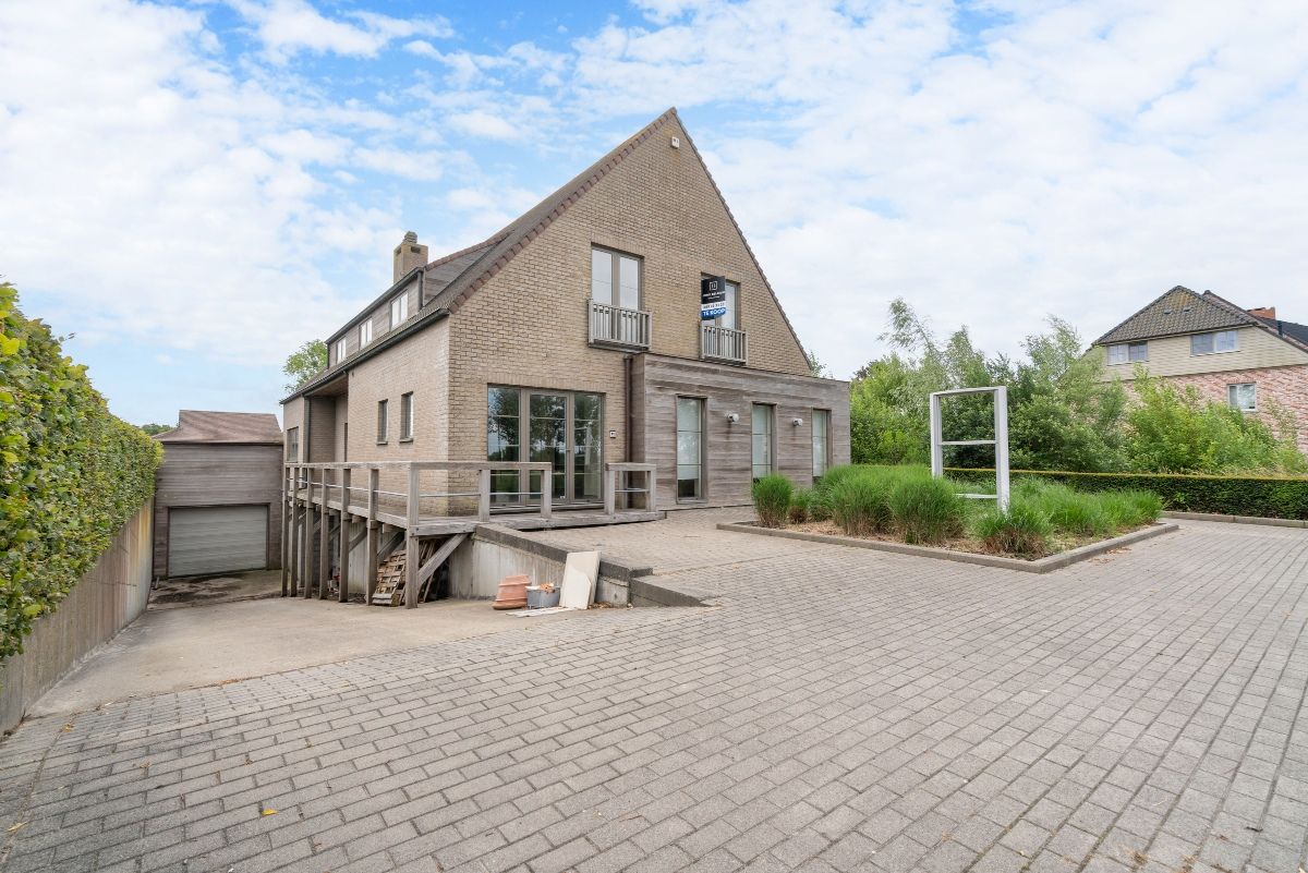 Ruime villa met ondergrondse loods en kantoor foto 27