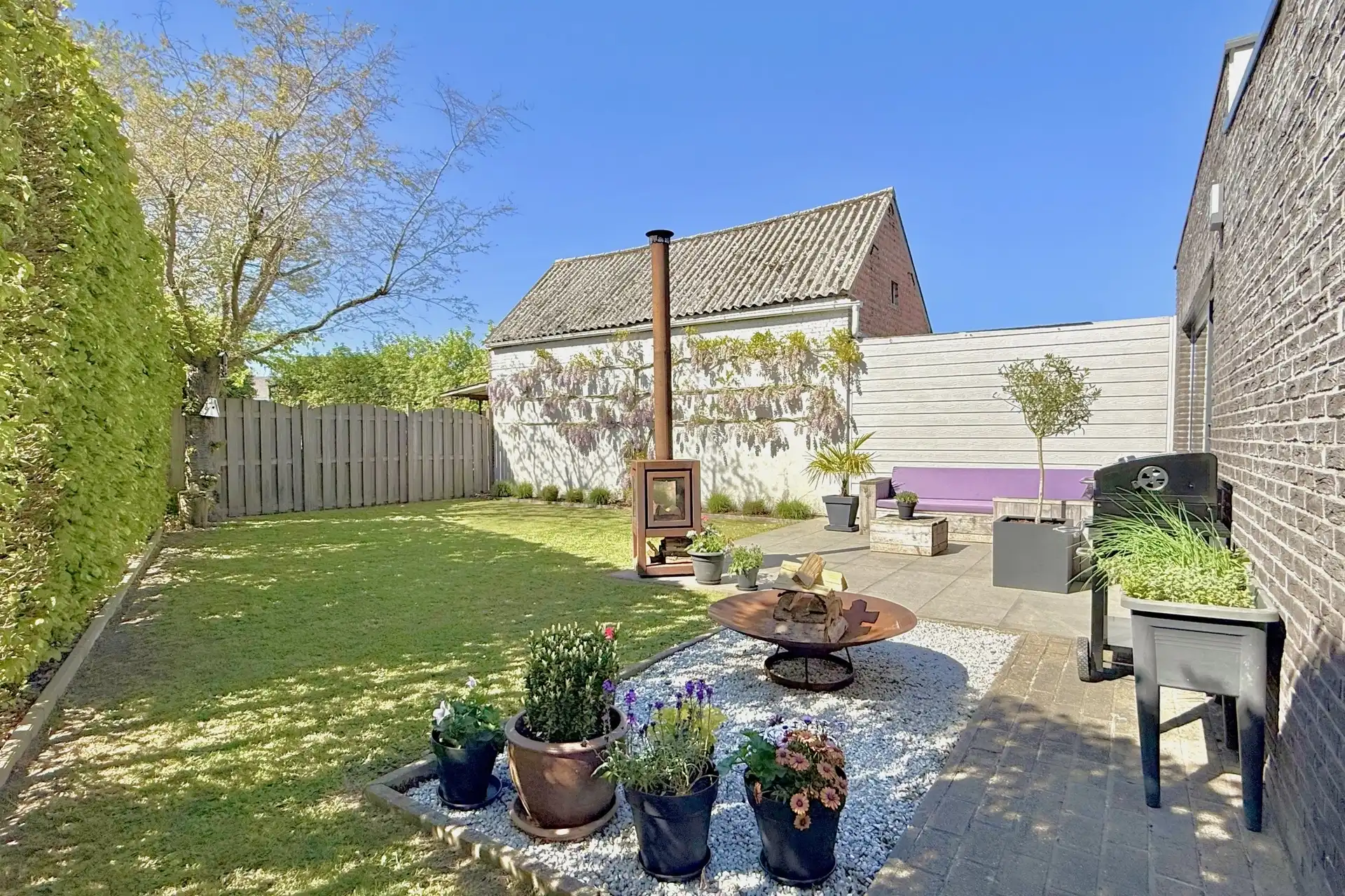 Instapklare gerenoveerde woning met 4 slpks. en aparte garage in doodlopende straat foto 24