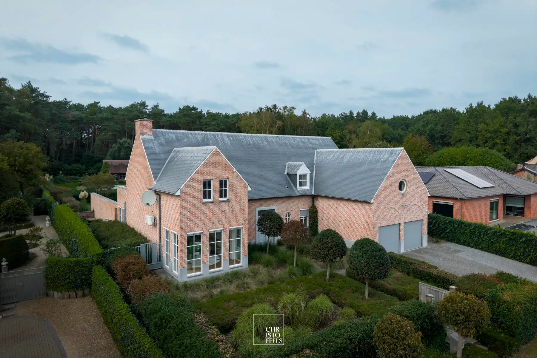 Exclusief landhuis met buitenzwembad op perceel van 2.787m² aan de bosrand. foto 3