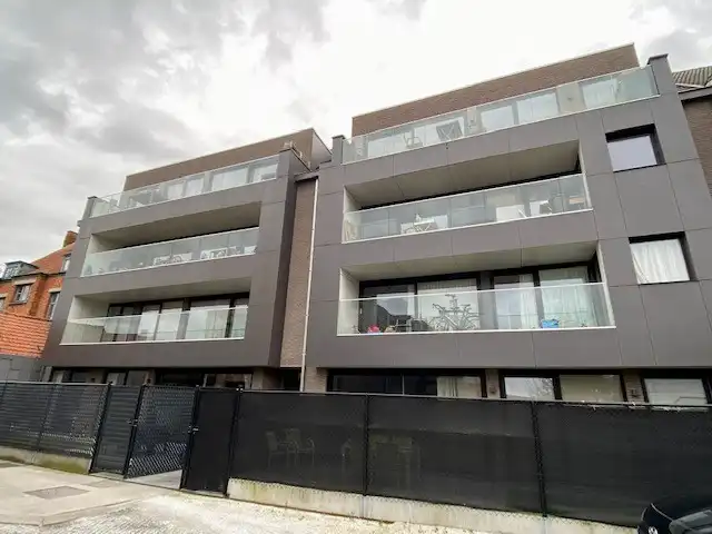 Leuk en lichtrijk appartement met 2 slaapkamers, parking en terras foto 2