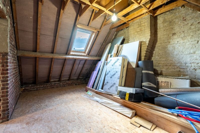 Recent gerenoveerde woning met ruime garage foto 18