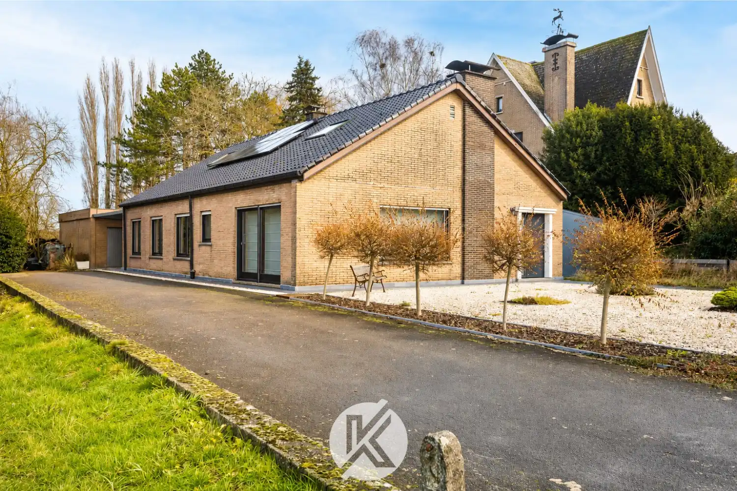 Ruime woning met uitzicht op omliggend landschap foto {{pictureIndex}}