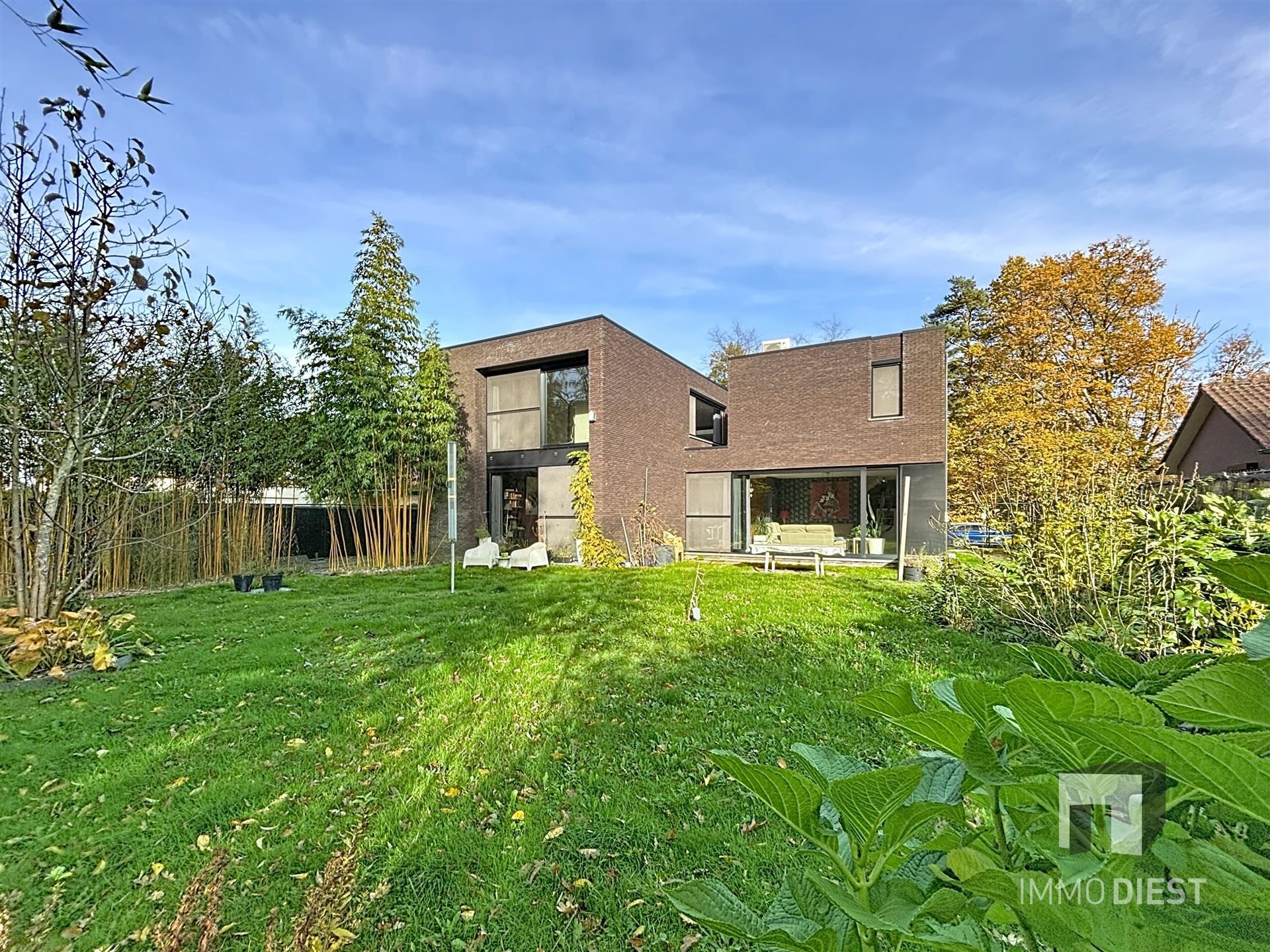 Moderne en strakke villa met veel lichtinval foto 7