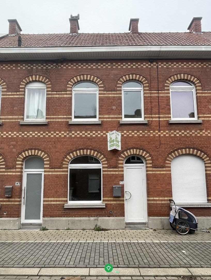 Centraal gelegen rijwoning met 2 slaapkamers en diepe tuin te Roeselare foto 1