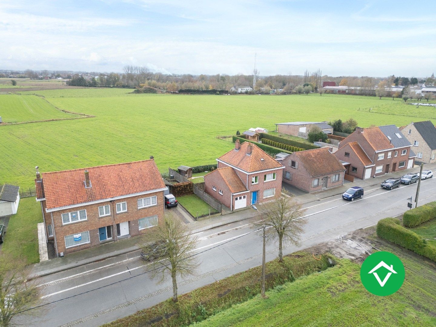 Op te frissen gezinswoning met twee garages en landelijk zicht te Eernegem foto 2
