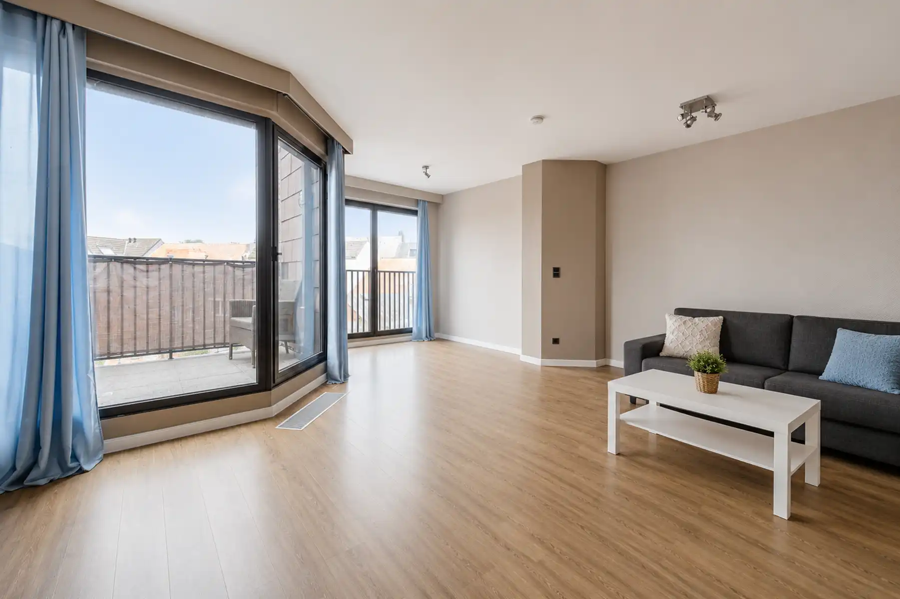 Instapklaar appartement aan de markt in Zele foto 4