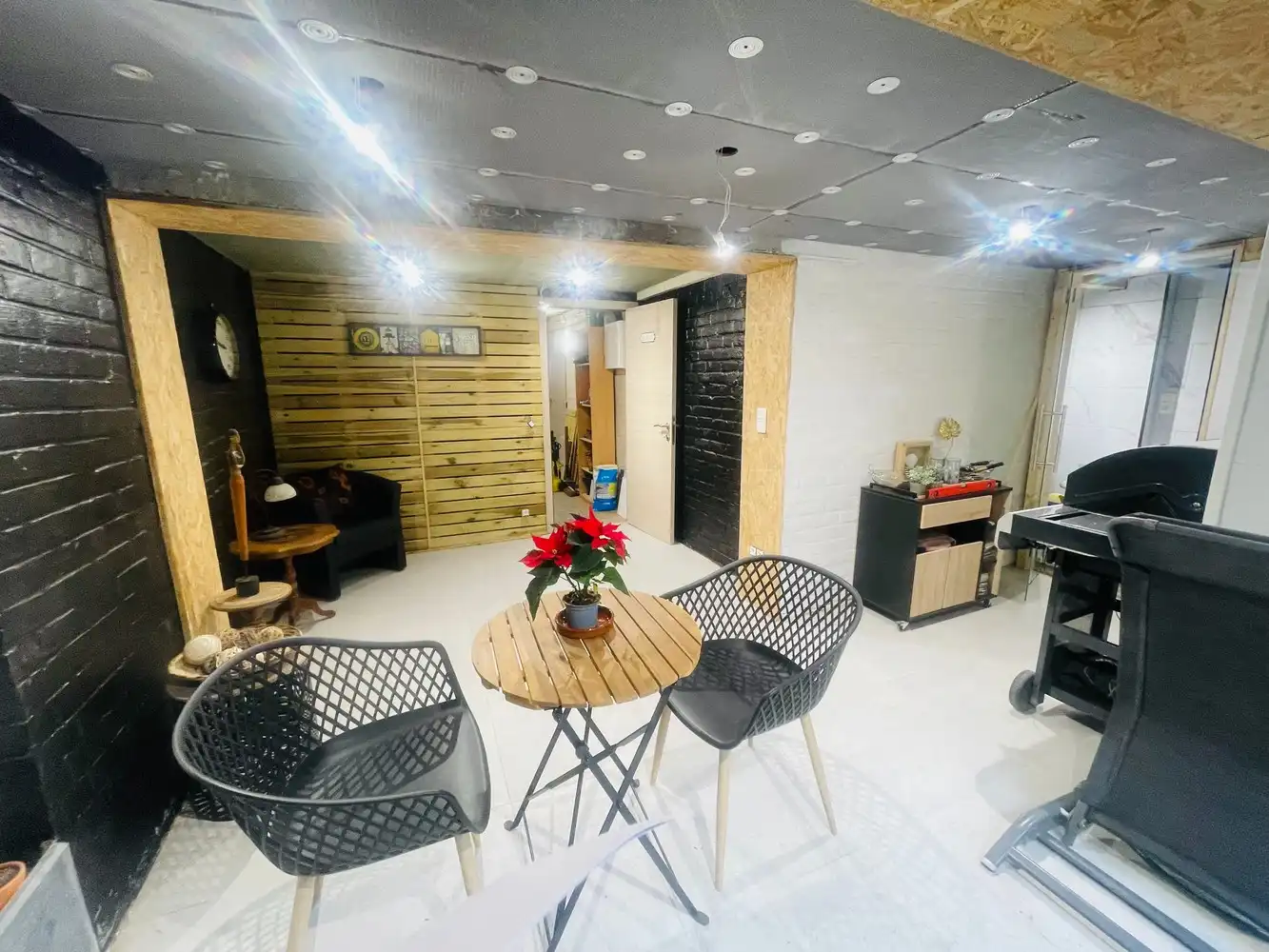 Zeebrugge op 50meter van het strand Uiterst charmante totaal gerenoveerde RUIM WOONHUIS met 5 SLAAPKAMERS en 3 BADKAMERS en 3 TERRASSEN. Grote troef is 2 AUTOSTAANPLAATSEN en ruime GARAGE.&nbsp; Oprit, grote garage, werkplaats, plaats voor fietsen, ingerichte STUDIO met tuintje op het zuiden. &nbsp;1éV:&nbsp; Zalige living , ingerichte open keuken, uitgevend op een groot zonneterras.Long island style. 2é V: 3 leuke slaapkamers , 2 badkamers. Onder het dak&nbsp; 4 é slaapkamer uitgevend op mooi terras met prachtig vergezicht.Bebouwde oppervlakte van 230 m2 Grondoppervlakte is 137m2 Magnifiek, Perfect onderhouden&nbsp; Juist verhuizen ! Zalig Wonen!&nbsp; Zowel hoofverblijfplaats, als vakantieverblijf aan Zee . foto 22