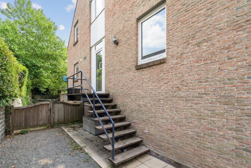 Ruime woning op goed gelegen locatie - 421 m² foto 2