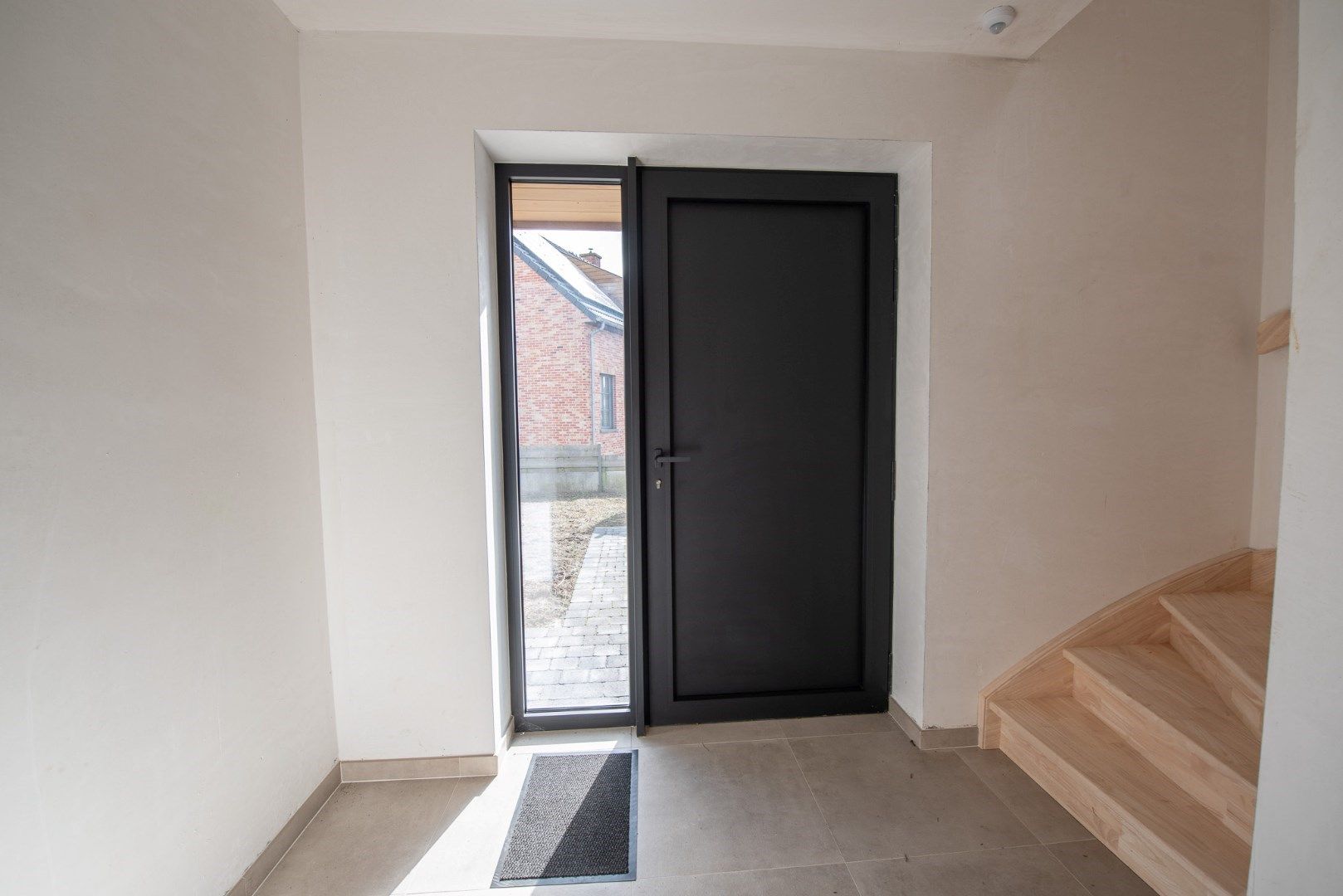 Knappe NIEUWBOUW woning met 3 slaapkamers en leuke tuin op topligging te koop te Olsene!  foto 2