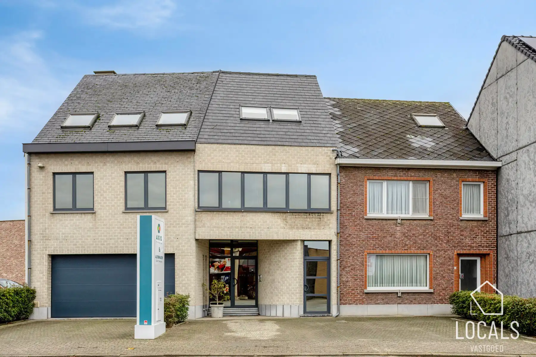 Opbrengsteigendom met woning en kantoor in centrum Haaltert foto {{pictureIndex}}