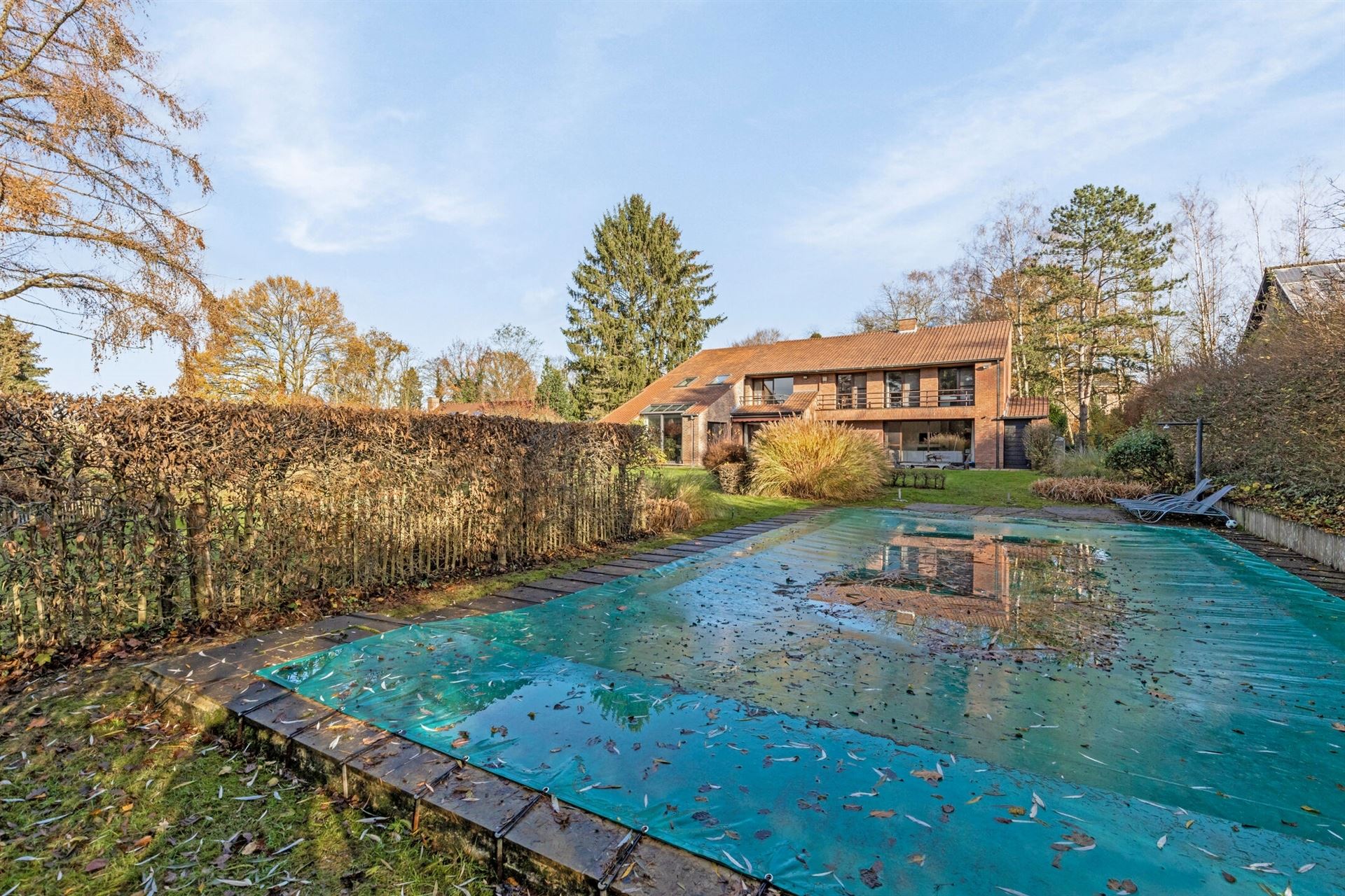 Ruime klassieke villa met zwembad in doodlopende straat foto {{pictureIndex}}