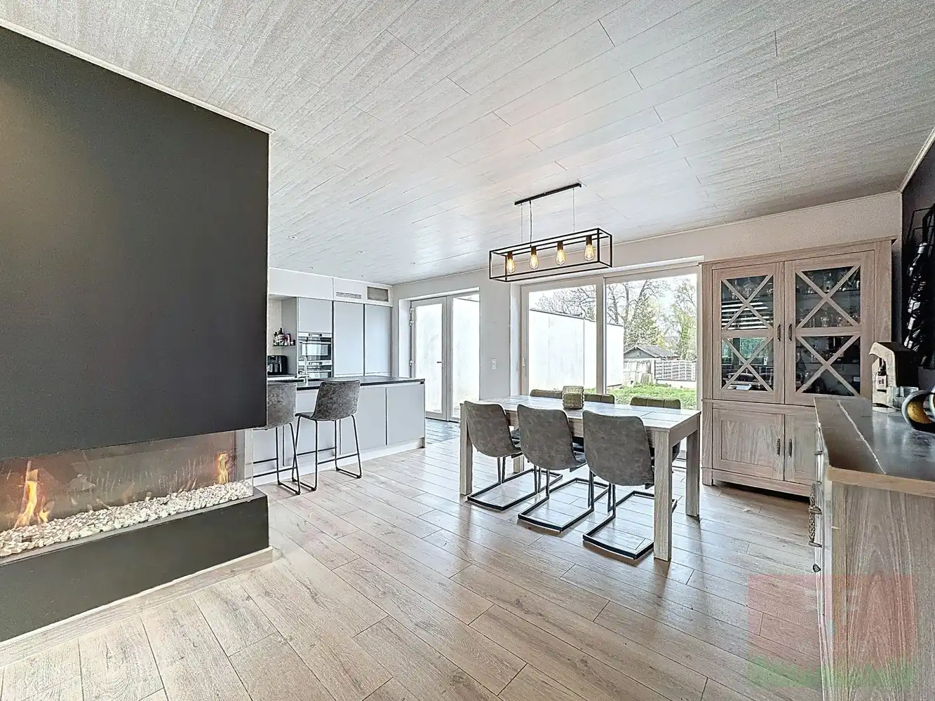 Instapklare hedendaagse gezinswoning met garage, opslagruimte en grote tuin foto 9