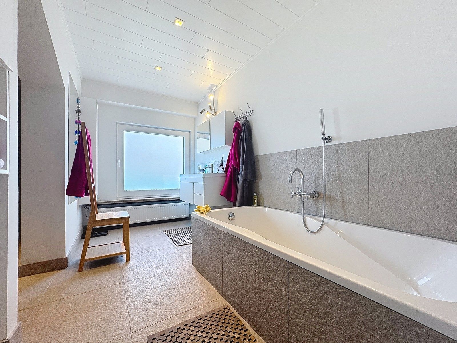 Instapklaar BEDRIJFSPAND, bestaande uit MAGAZIJNEN met geïntegreerde KANTOREN en ruim APPARTEMENT met terras op verdieping! Op industriezone "Waggelwater"! foto 14