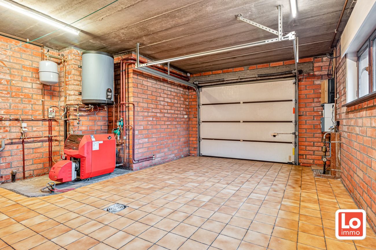 Te renoveren ruime alleenstaande woning met inpandige garage op een top locatie in hartje Lochristi! foto 16