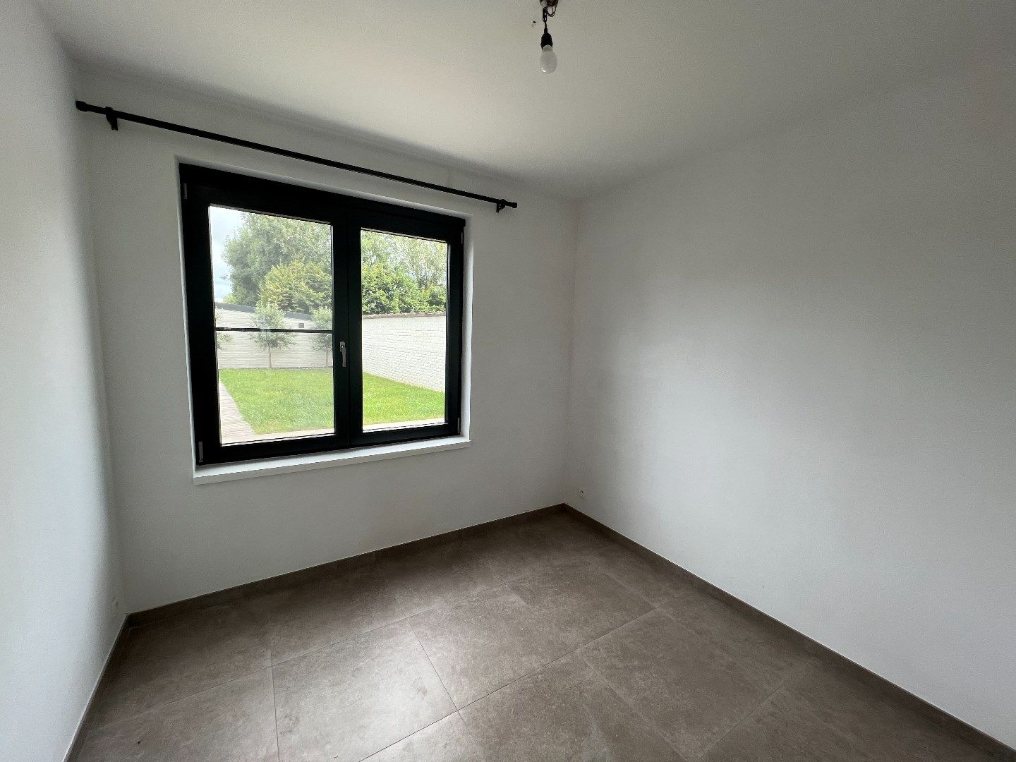 GELIJKVLOERS APPARTEMENT MET 2 SLAAPKAMERS EN TUIN MET TERRAS IN IEPER foto 6