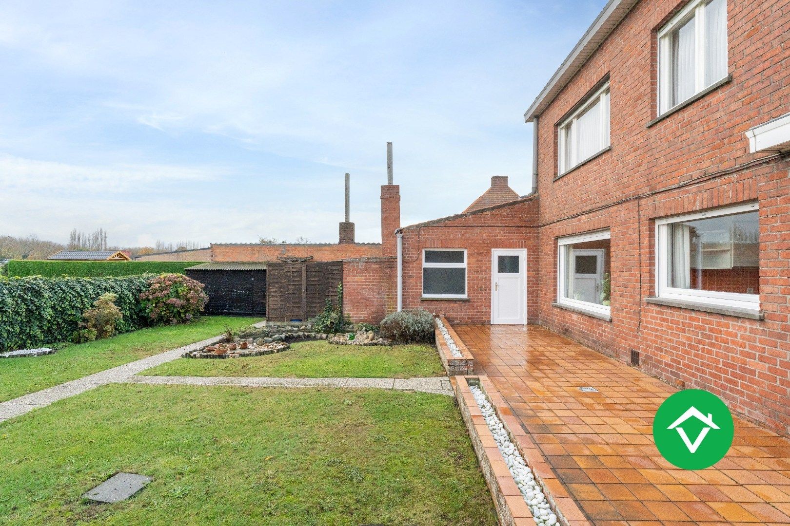 Op te frissen gezinswoning met twee garages en landelijk zicht te Eernegem foto 20